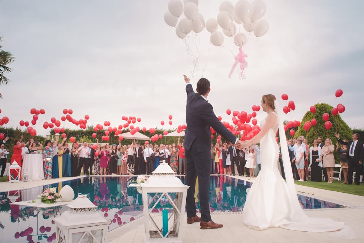 Sahne arkası samimi an, gelin ve damat.